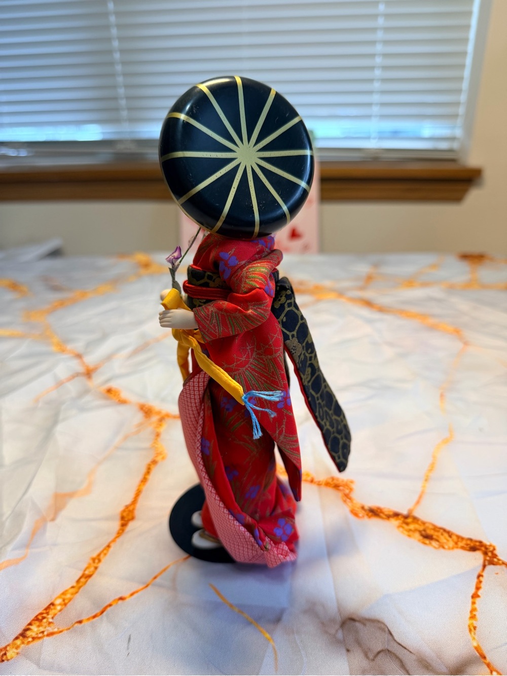 Porcelian doll 1990 Avon international - Picture 2 of 7